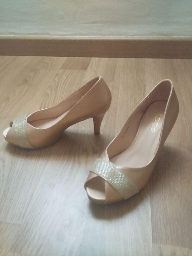 Zapatos dorados tacón con detalle brillante