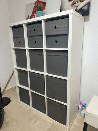 Mueble de cubos blanco y gris