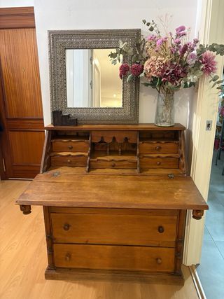 Escritorio antiguo de madera muy bonito.