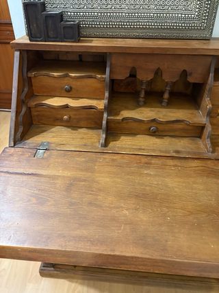 Escritorio antiguo de madera muy bonito.