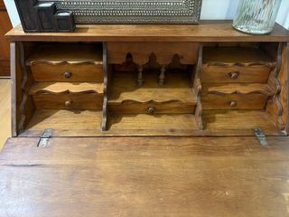Escritorio antiguo de madera muy bonito.