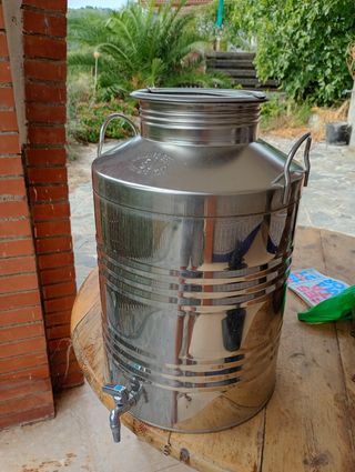 Depósito de acero inoxidable con grifo