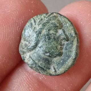 ≡ Moneda antigua de bronce del Imperio griego 