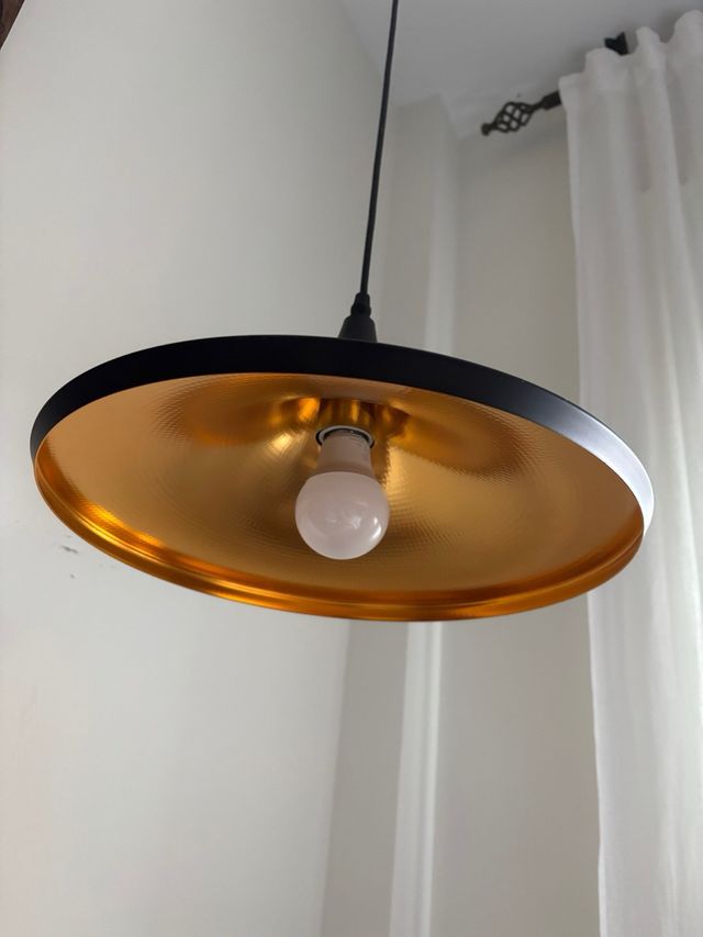 Candeeiro de teto pendurado preto e dourado