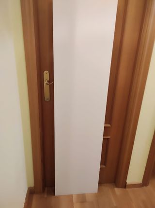 Cabecero de cama de madera blanco.