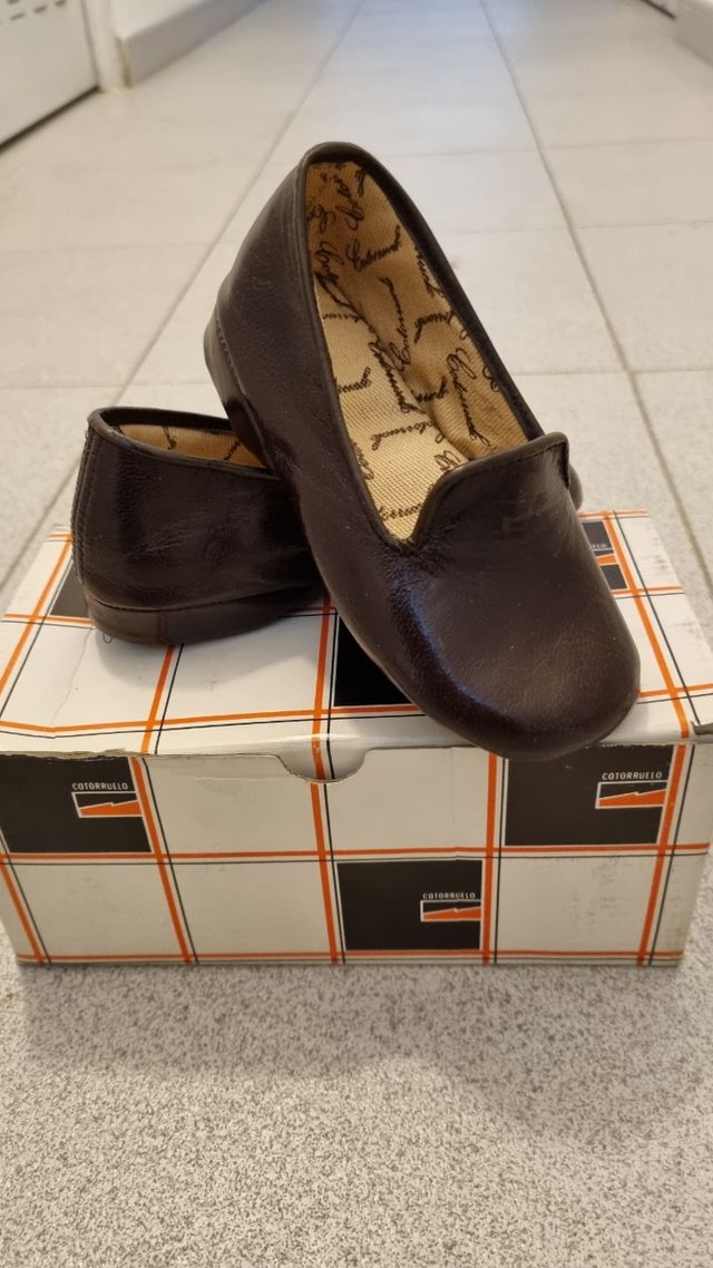 Zapatitos de piel marrones