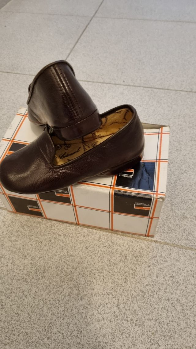 Zapatitos de piel marrones