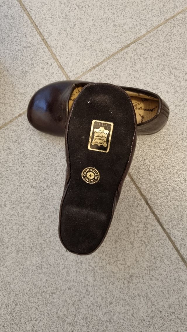 Zapatitos de piel marrones