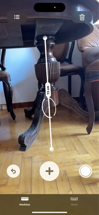 Mesa de comedor de madera y sillas