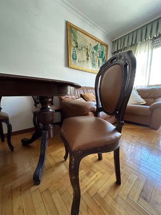 Mesa de comedor de madera y sillas