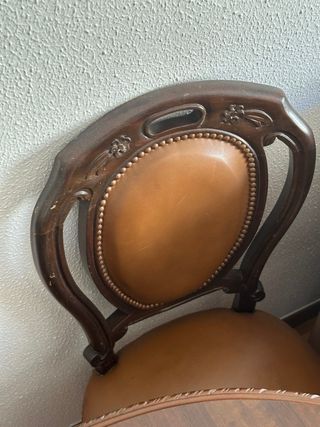 Mesa de comedor de madera y sillas