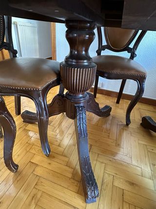 Mesa de comedor de madera y sillas