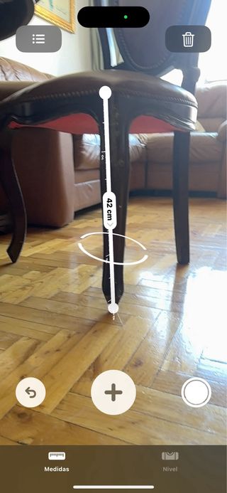 Mesa de comedor de madera y sillas