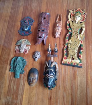 Máscaras tribales decorativas de madera y cerámica