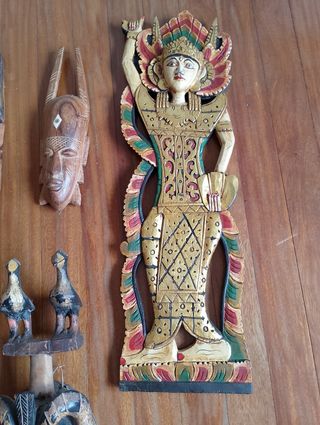 Máscaras tribales decorativas de madera y cerámica