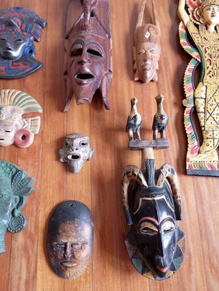 Máscaras tribales decorativas de madera y cerámica