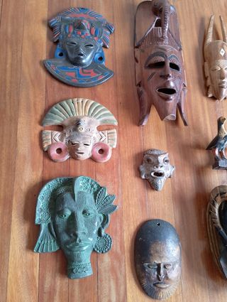 Máscaras tribales decorativas de madera y cerámica