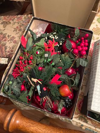 Caja de adornos navideños