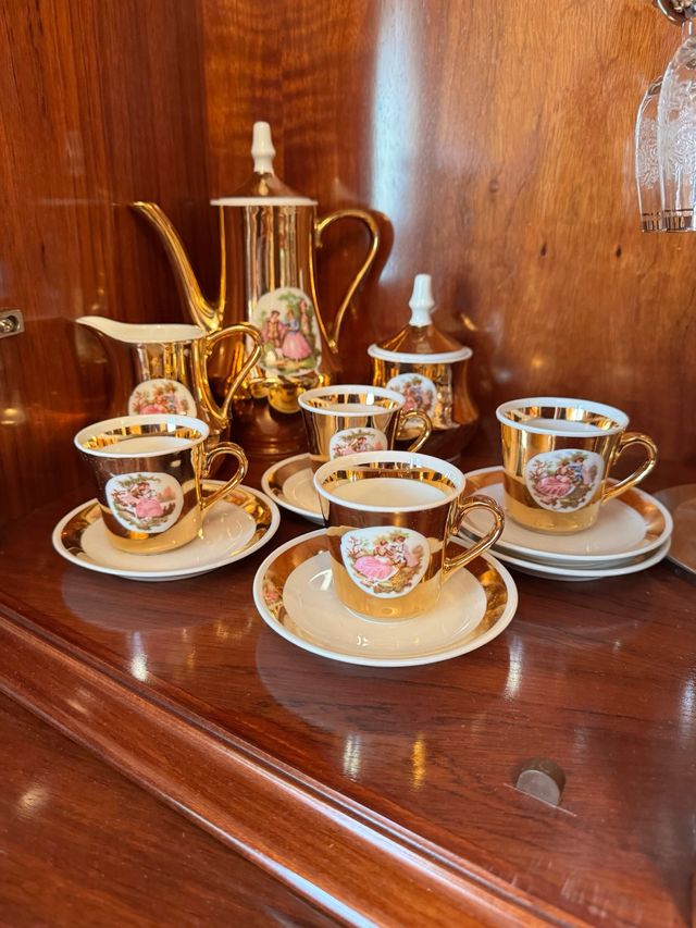 Juego de Tazas de Café y Té Dorado