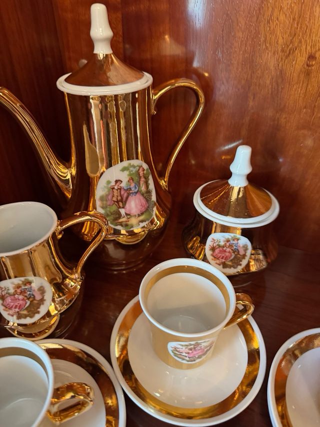 Juego de Tazas de Café y Té Dorado