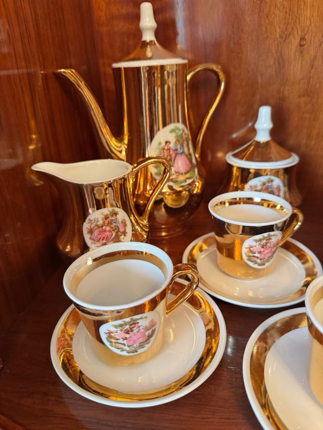 Juego de Tazas de Café y Té Dorado