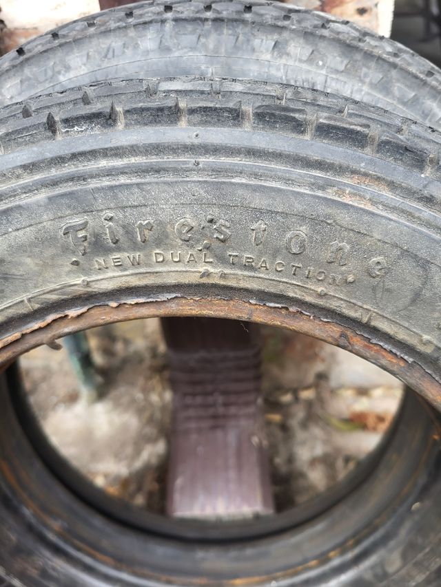 3 Ruedas de Moto Vespa Clásica Michelin