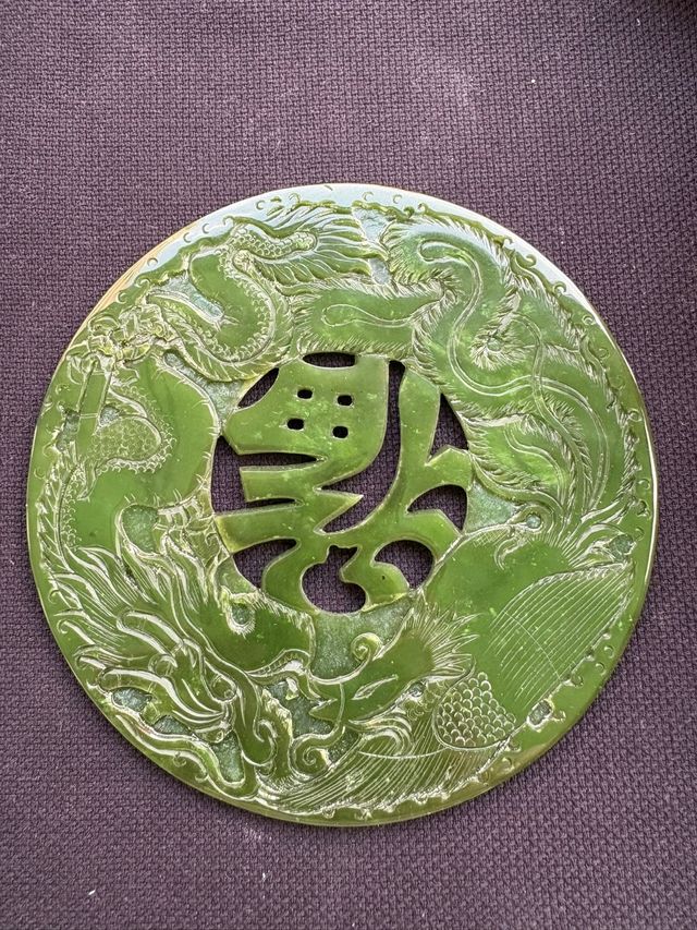 Antica figura in giada con draghi