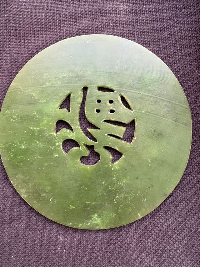 Antica figura in giada con draghi