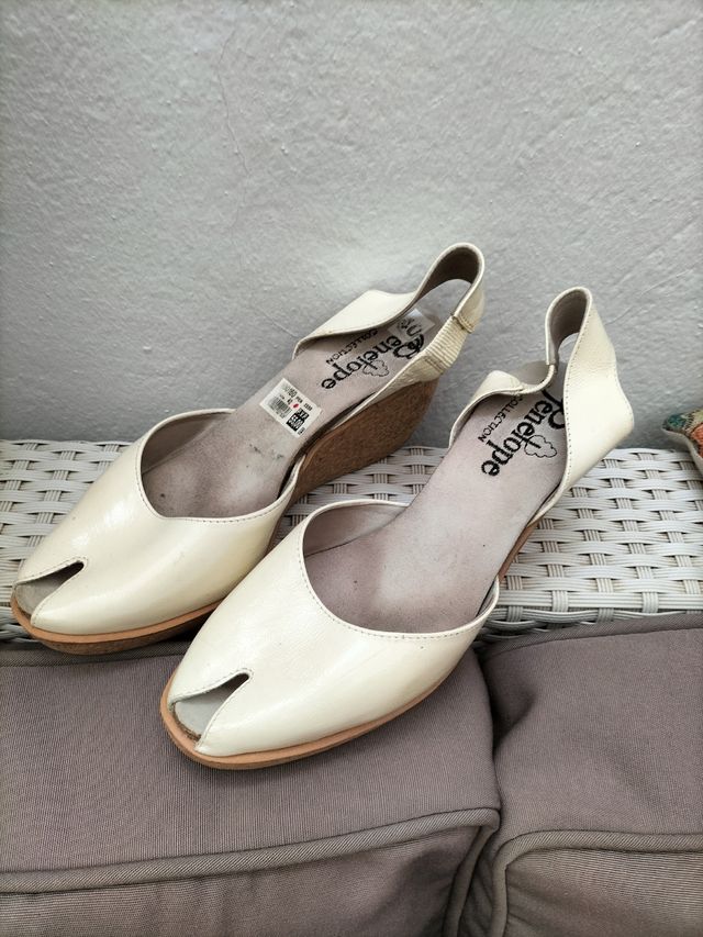 Sandalias de charol beige y piel auténtica