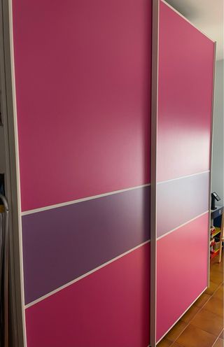 Armario y cama fucsia, blanco y lila