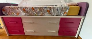 Armario y cama fucsia, blanco y lila
