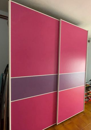 Armario y cama fucsia, blanco y lila