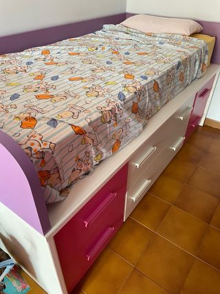 Armario y cama fucsia, blanco y lila