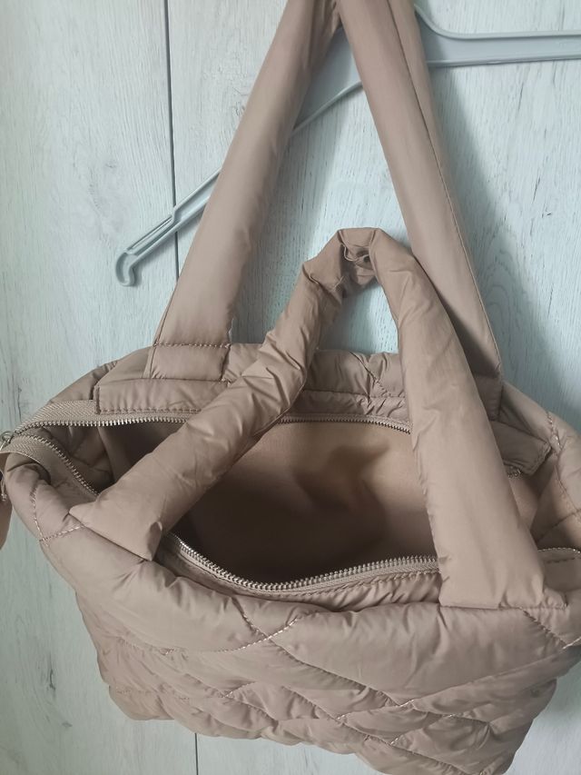 Bolso de invierno beige acolchado