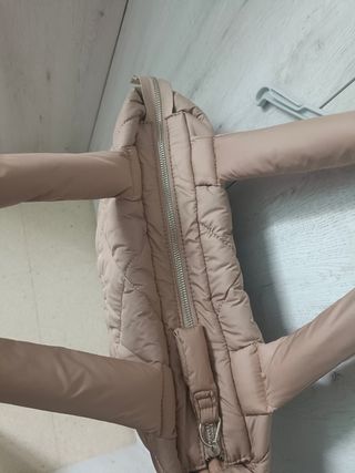 Bolso de invierno beige acolchado
