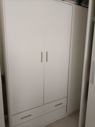 Armario blanco de madera