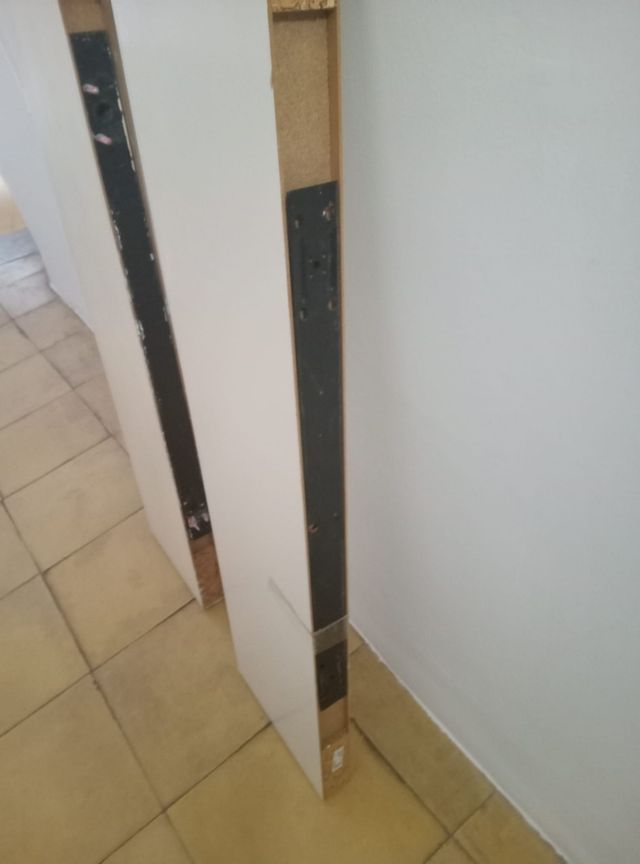 Estantería de pared blanca