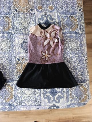 Maillot niña morado y negro con flores