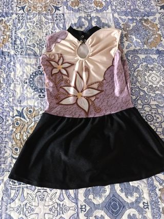 Maillot niña morado y negro con flores