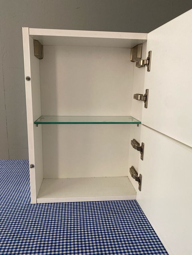 Armario de baño blanco