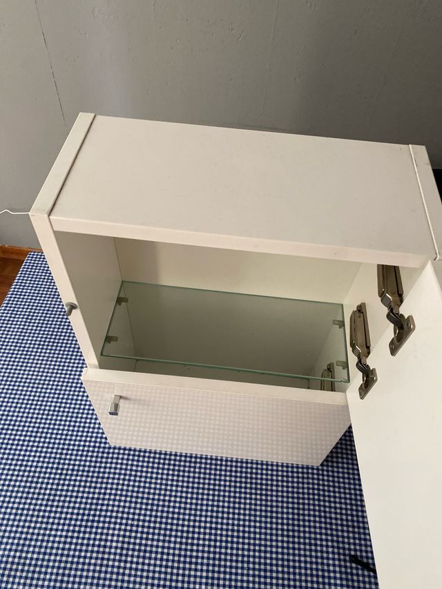 Armario de baño blanco