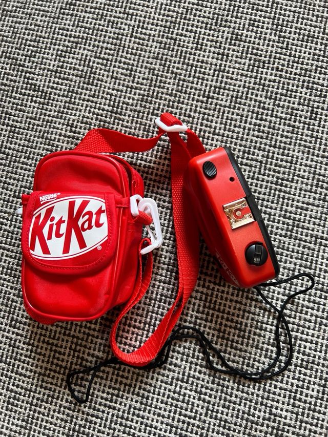Cámara analógica vintage Kit Kat con estuche