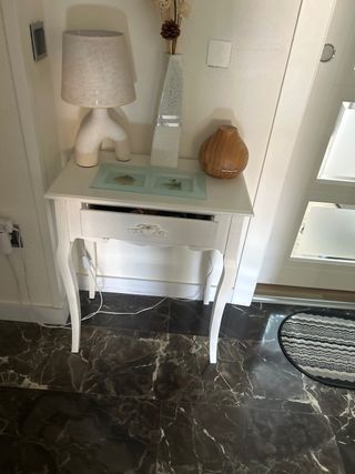Mesa de entrada blanca de madera
