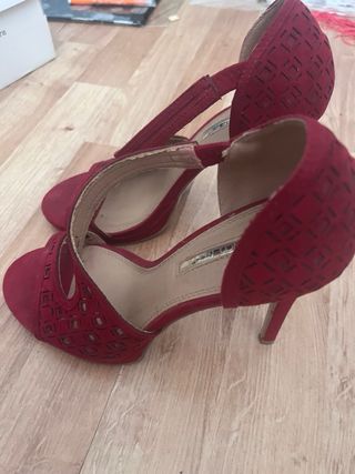 Zapatos de tacón burdeos