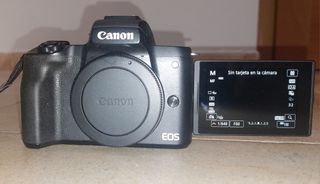 Cámara Canon EOS M50 con varios lentes.