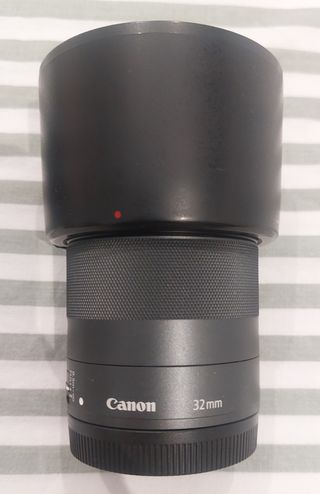 Cámara Canon EOS M50 con varios lentes.