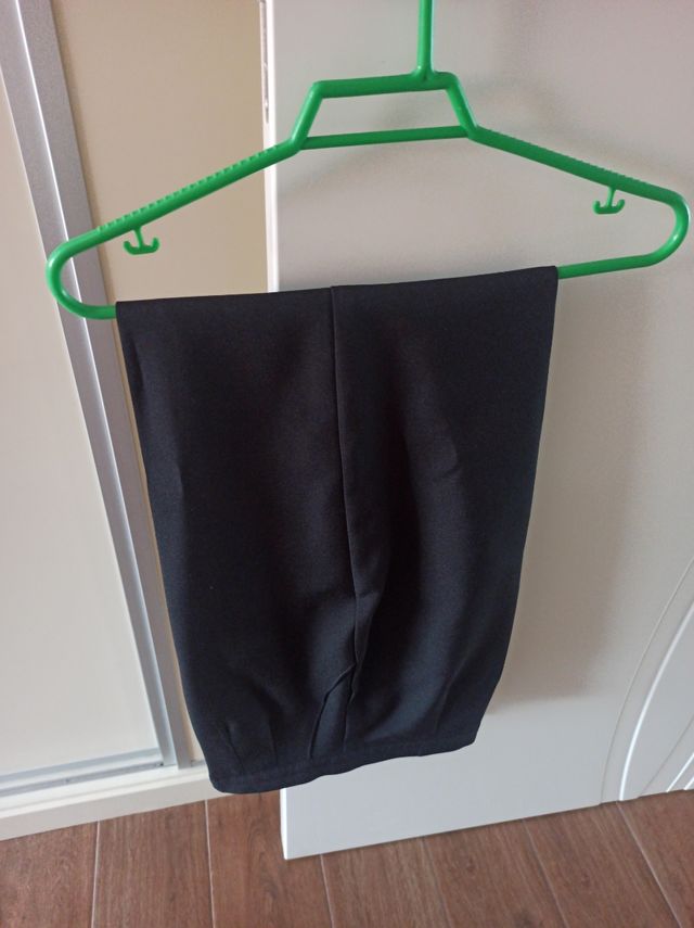 Pantalón de vestir negro con pinzas