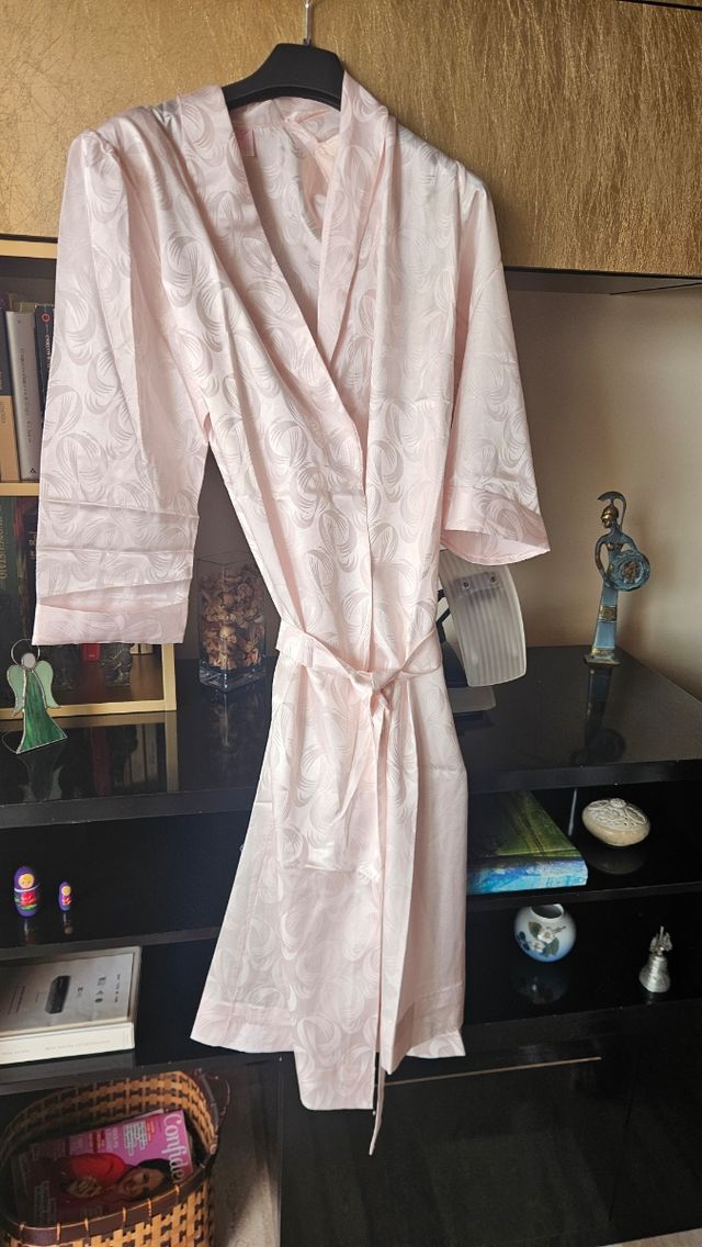 Bata rosa con estampado