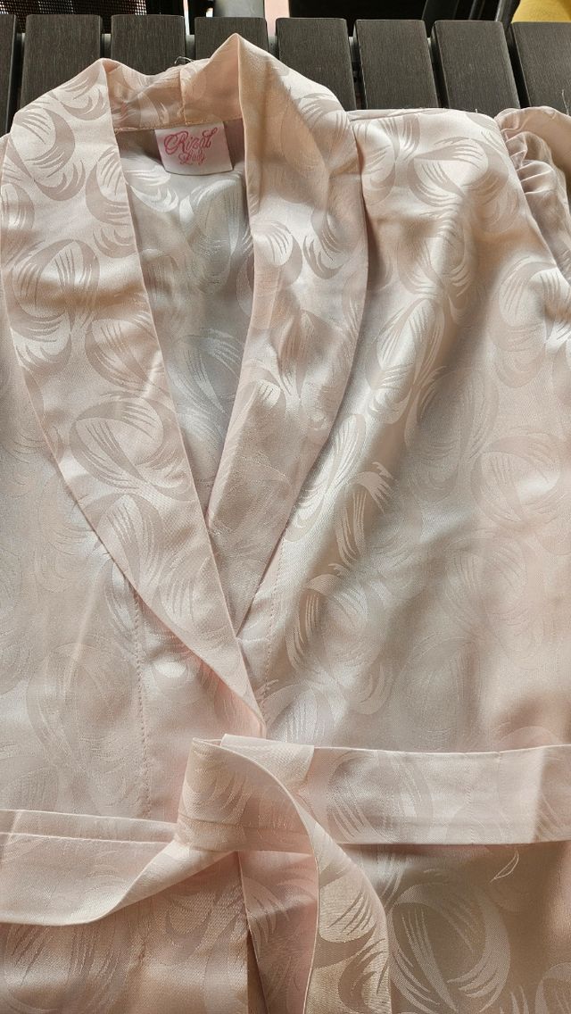 Bata rosa con estampado