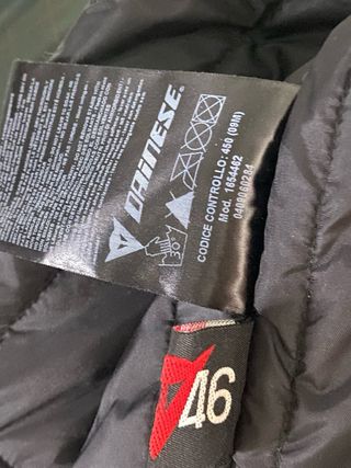 Chaqueta Dainese con protecciones y forro. 